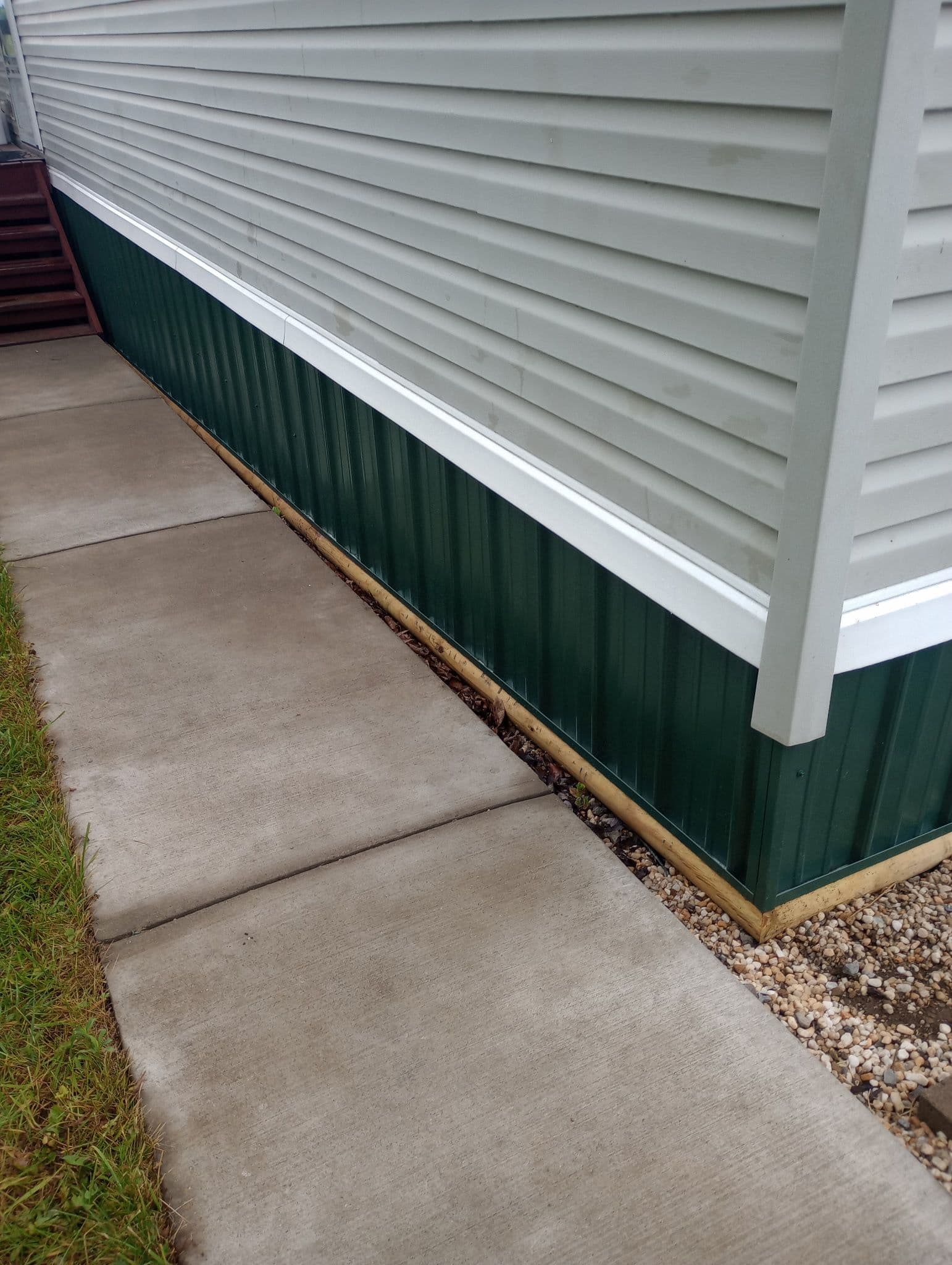 Gallery photos for Sturdy Green Metal Skirting for Enhanced Durability: Image #2