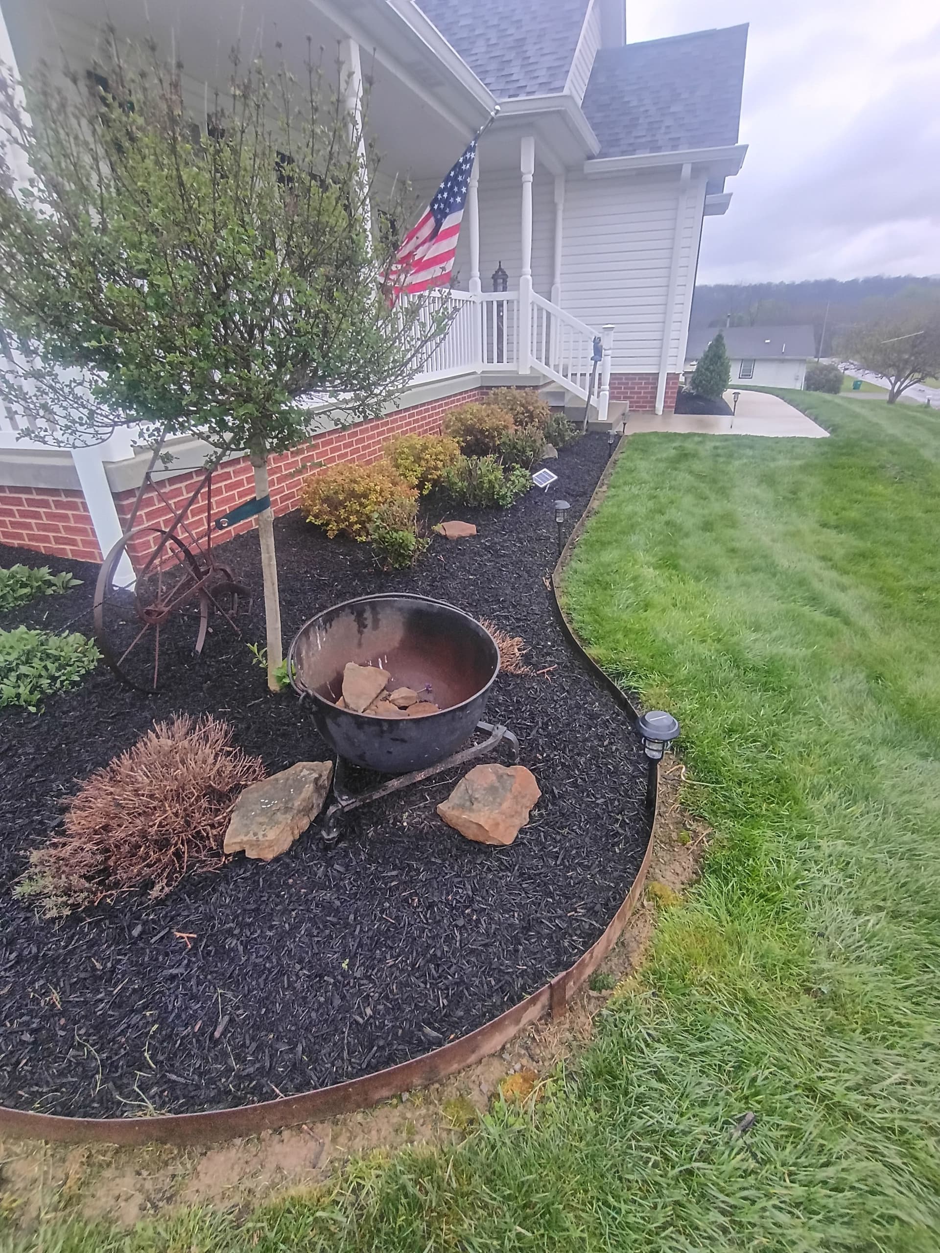 Gallery photos for Concrete, Vinyl Screening and Fresh Softscaping Done Right: Image #4