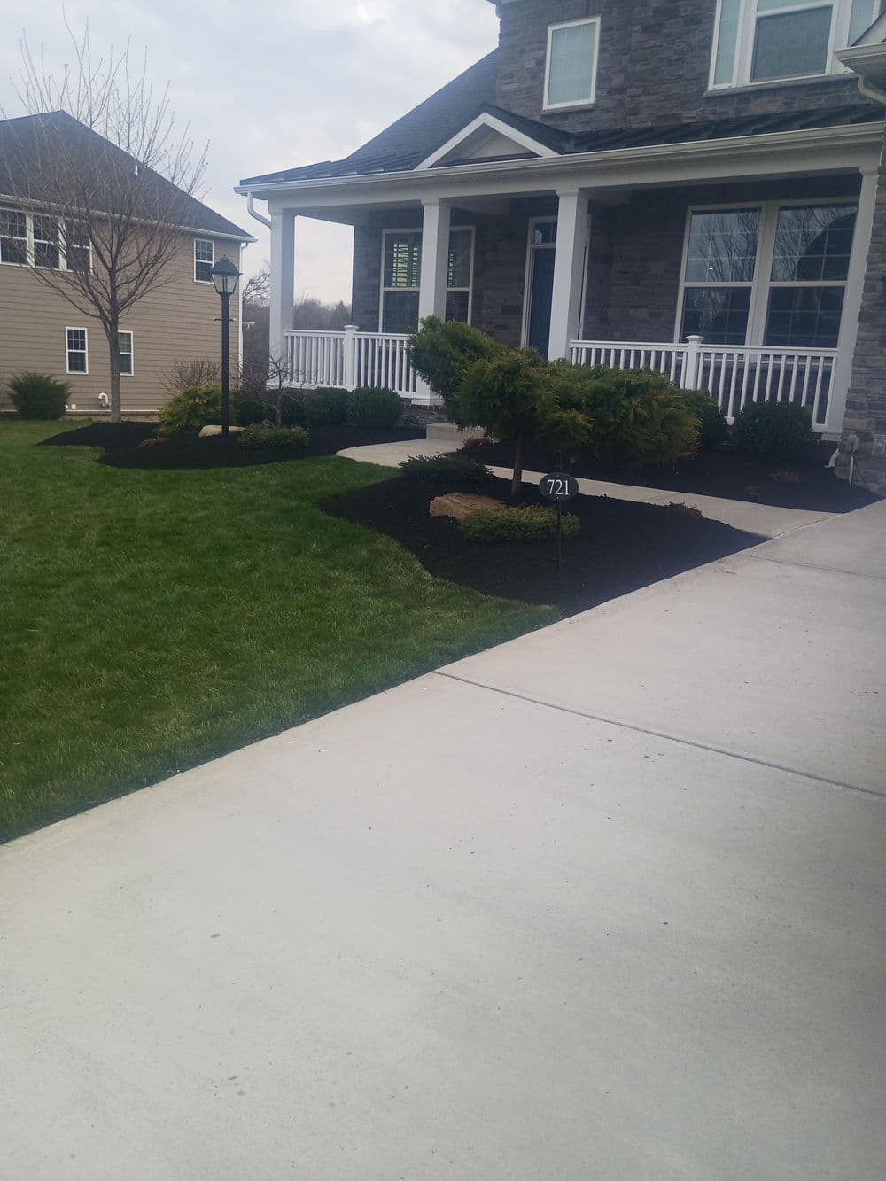 Gallery photos for Black Mulch Landscaping That Makes Your Whole Yard Pop: Image #4