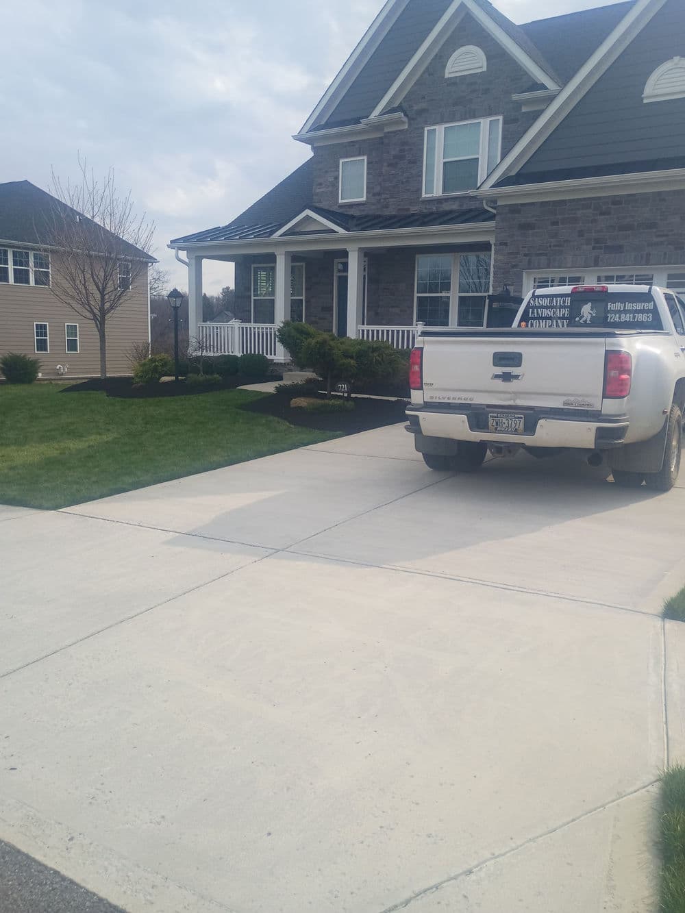 Gallery photos for Black Mulch Landscaping That Makes Your Whole Yard Pop: Image #5