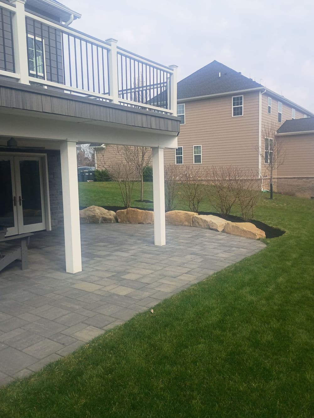 Gallery photos for Black Mulch Landscaping That Makes Your Whole Yard Pop: Image #9